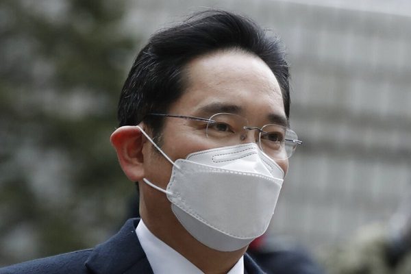 Vicepresidente de Samsung, condenado malversación, obtiene libertad condicional