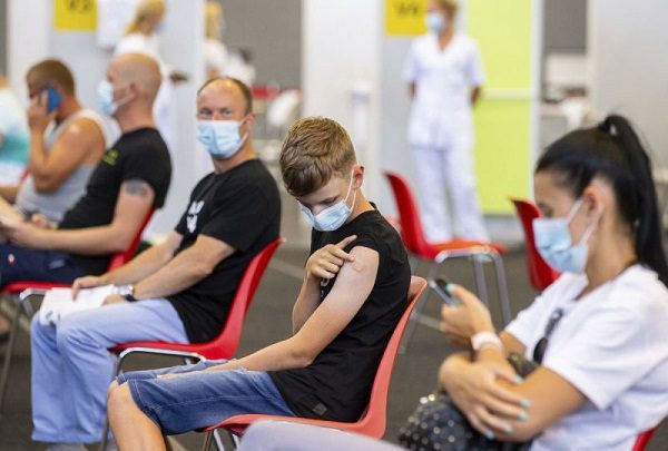 Portugal autoriza aplicar vacuna antiCovid desde los 12 años de edad