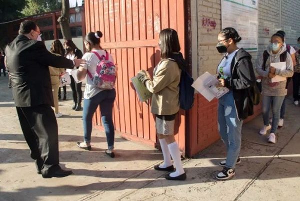 SEP propone inflar globos como actividad para regreso a aulas