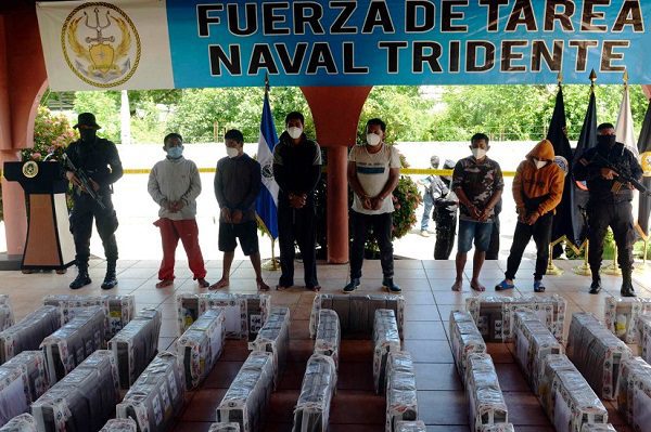 Detienen en El Salvador a tres mexicanos por tráfico de drogas