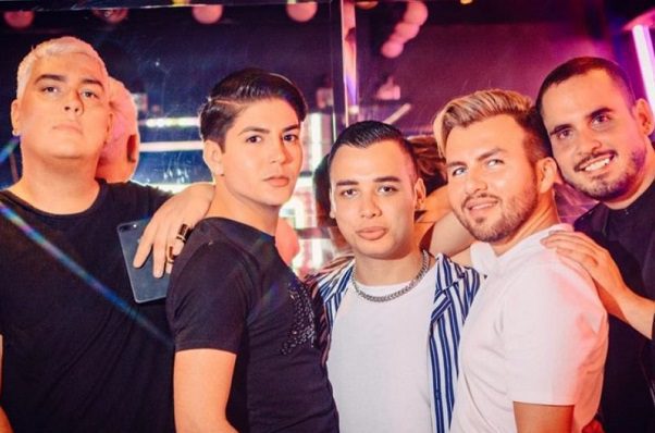 Denuncian a “Influencers” que dieron dinero falso a migrante para tocar sus genitales