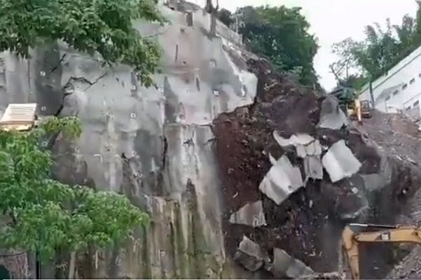 Colapsa obra en construcción en cerro en playa de Puerto Vallarta #VIDEOS