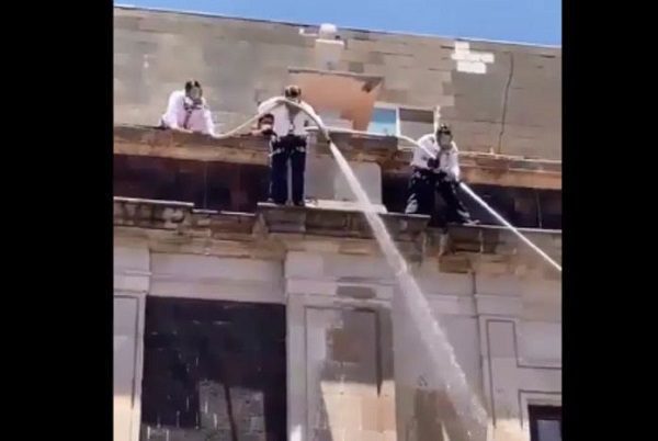 Con agua y extintores fueron repelidas feministas en Toluca #VIDEOS