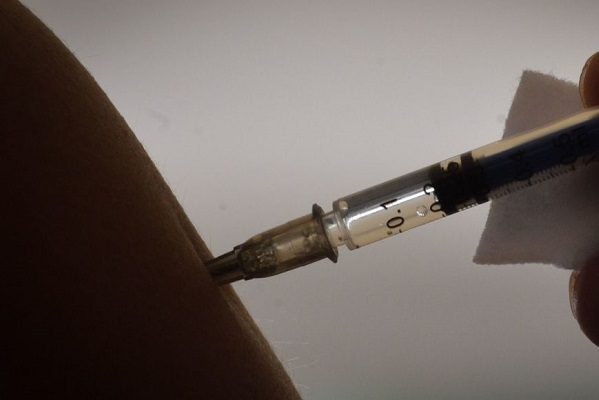 Por error de una enfermera, más de 8 mil personas tendrán que volver a vacunarse