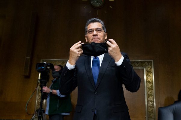 Departamento de Salud de EE.UU. exigirá vacunación a personal sanitario