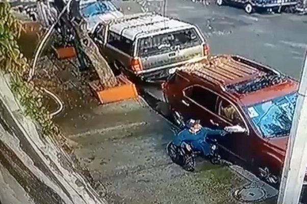 Cae sujeto en silla de ruedas robando autopartes, en la Benito Juárez #VIDEO