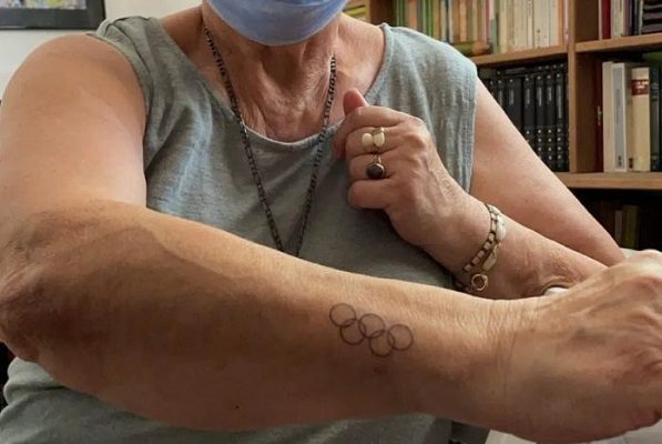 Abuela de medallista se tatúa para celebrar el oro olímpico de su nieto