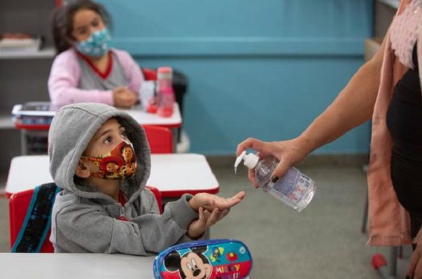 Variante Delta ha disparado casos de Covid-19 en niños, alerta Anthony Fauci