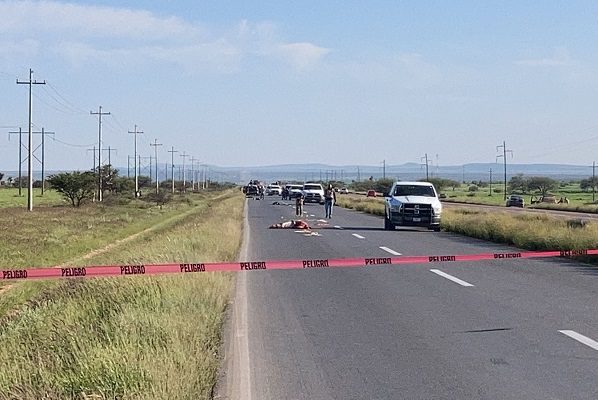 Localizan cinco cuerpos 'encobijados' en carretera a Durango