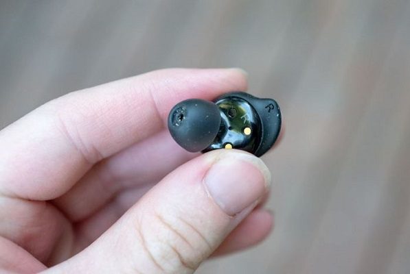 Hombre muere después de que sus audífonos explotaran , en India