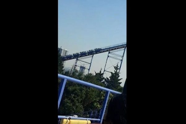 Jóvenes quedan atrapadas en juego mecánico de Six Flags #VIDEO