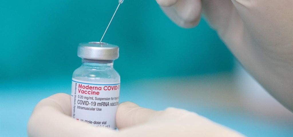 Moderna informa que su vacuna protege contra variante Delta hasta por 6 meses