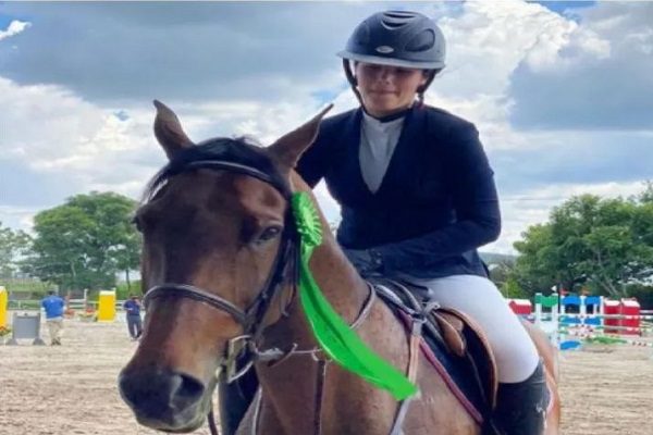 "Canelo" Álvarez acusa racismo denunciado por su hija en torneo de equitación