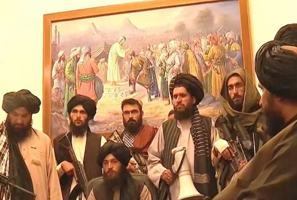 Talibanes cantan victoria desde el palacio presidencial #VIDEO