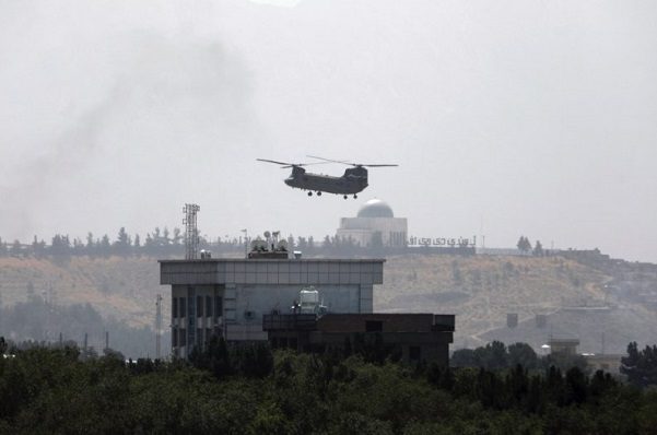 Ante asedio de talibanes, EE.UU. tomará el control del aeropuerto de Kabul