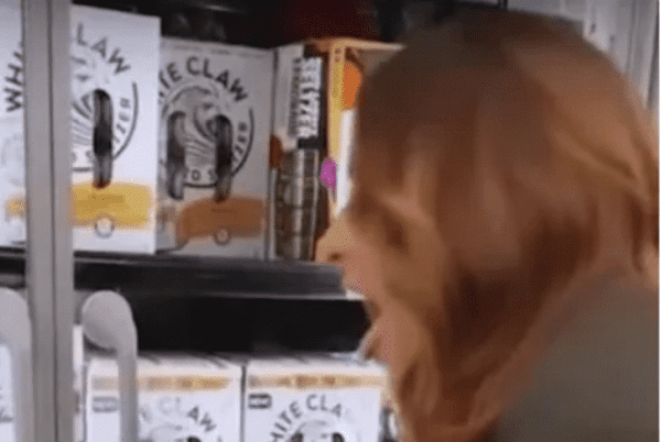 Para 'fortalecer' su sistema inmune, mujer lame productos de supermercado