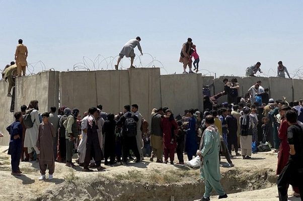 Reportan al menos seis muertos en medio del caos en aeropuerto de Kabul