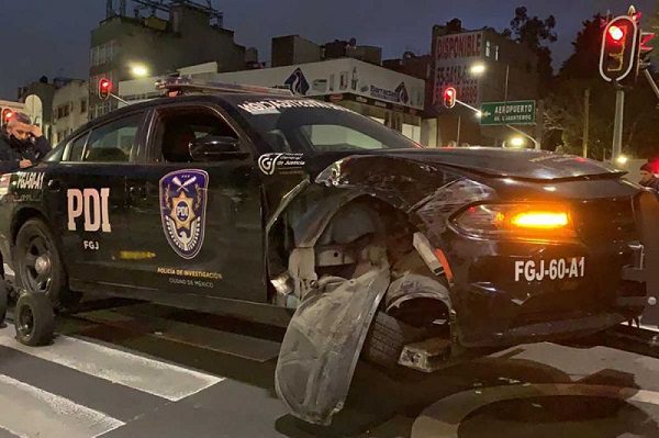 Conductor intoxicado de Uber choca contra patrulla