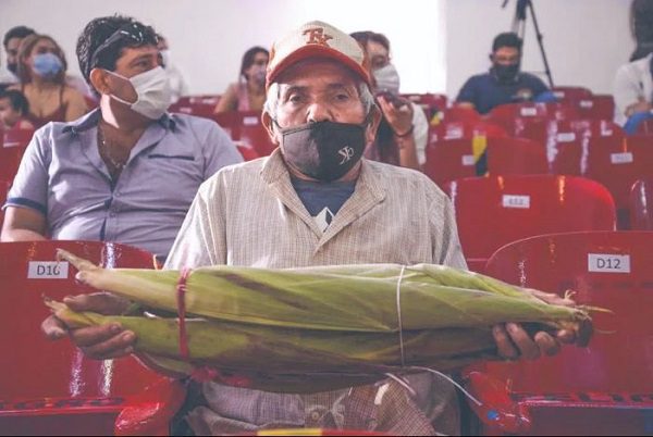 Agricultor en Nayarit gana concurso del elote más grande del mundo
