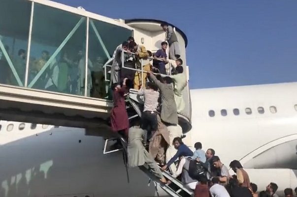 Caos en aeropuerto de Kabul, tras la victoria de talibanes #VIDEOS