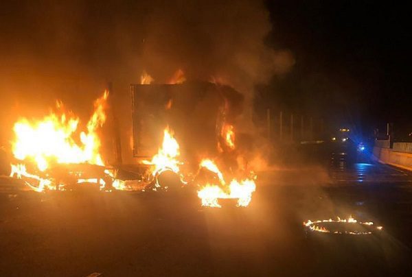 Se incendia tráiler luego de volcar en la México-Cuernavaca