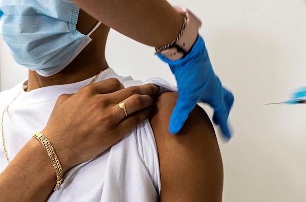 EE.UU. estaría a punto de recomendar dosis de refuerzo de vacuna anticovid