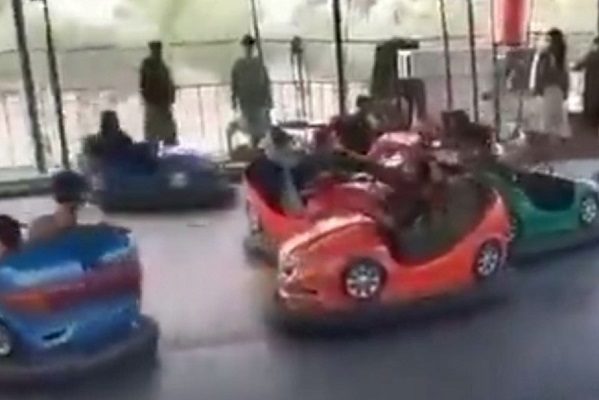 Talibanes se divierten en la feria tras toma de Kabul #VIDEOS