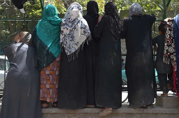 Talibanes prometen respetar derechos de mujeres, pero apegados a leyes islámicas