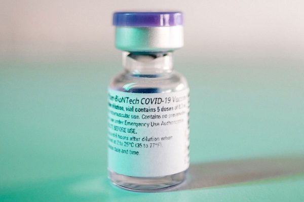 Pfizer presenta datos para aplicar tercera dosis a población general