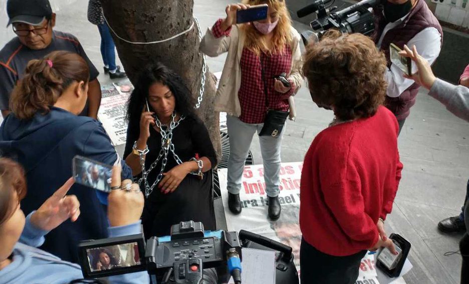 Esposa de Israel Vallarta se encadena para reunirse con Derechos Humanos