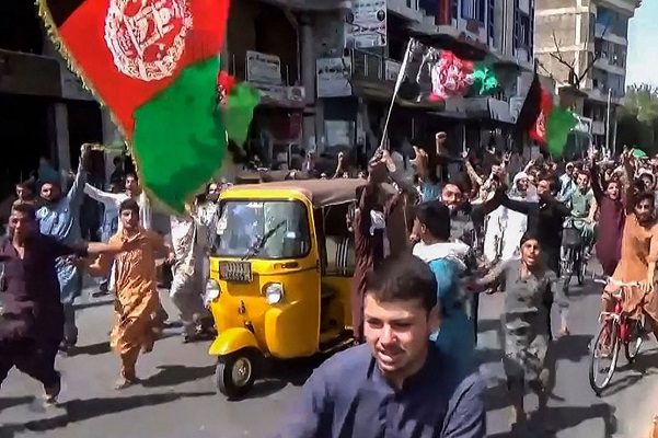 Talibanes dispersan violentamente protesta a favor de la bandera afgana