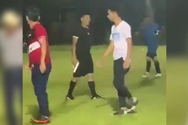Árbitro saca pistola en pleno partido para contener a aficionados #VIDEO