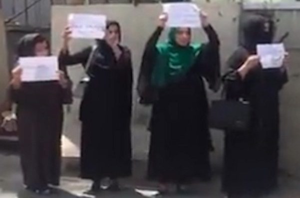 Mujeres protestan en calles de Kabul contra el régimen talibán #VIDEOS