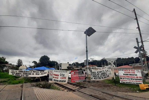 Hay 42 mil tráileres varados por bloqueo de maestros en Uruapan