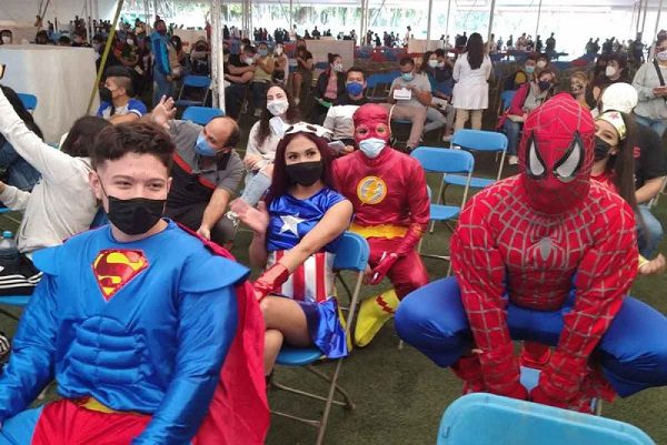 Largas filas, caos y disfraces en Xochimilco por primer día de vacunación a jóvenes