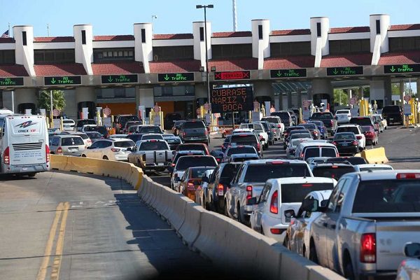 EE.UU. extiende cierre de fronteras con México y Canadá un mes más