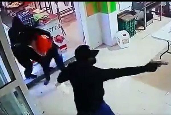 Sujetos secuestran a empleada de rosticería, en Apaseo el Grande #VIDEO