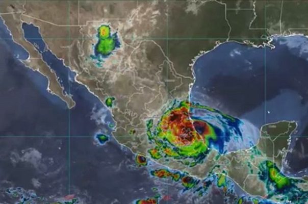 Huracán "Grace" se degrada a categoría 2 #VIDEOS