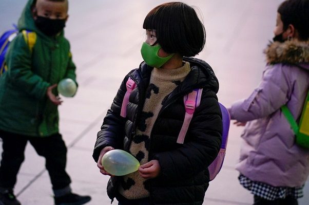 China amplía a tres el número de hijos permitidos por familia