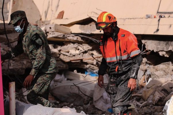 'Topos' mexicanos buscan a sobrevivientes del sismo de Haití