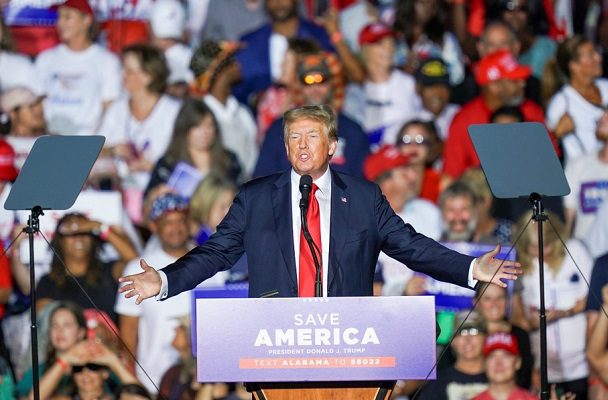 Simpatizantes abuchean a Trump tras pedirles que se vacunen