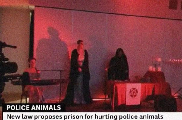 Por error, noticiero australiano transmite rito satánico en vivo #VIDEO