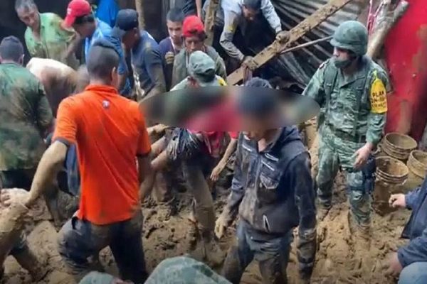 Así fue como militares rescataron niño que quedó atrapado por deslave, en Veracruz