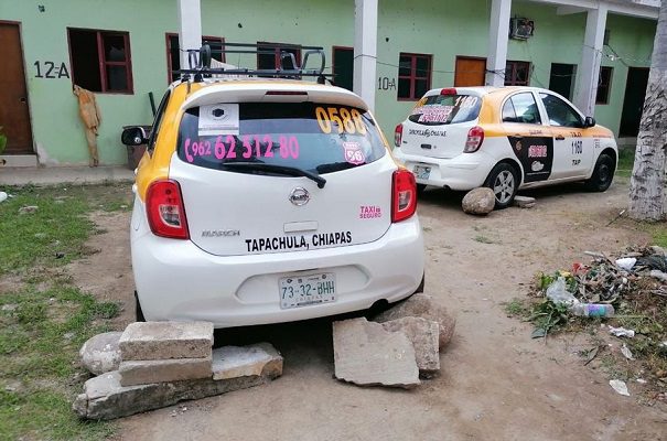 Migrantes haitianos retienen a dos taxistas por fraude, en Tapachula