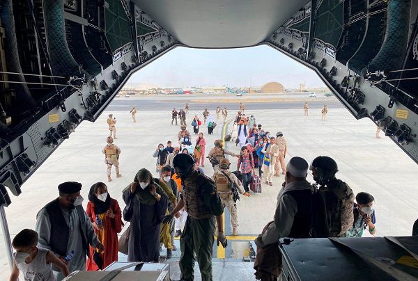 Boris Johnson pedirá a Joe Biden aplazar evacuación de Afganistán