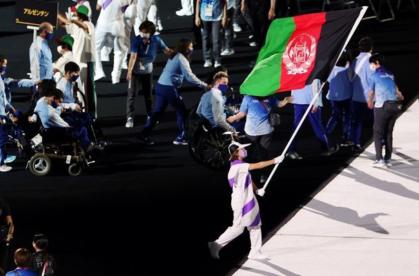 Ondea bandera de Afganistán durante inauguración de Paralímpicos