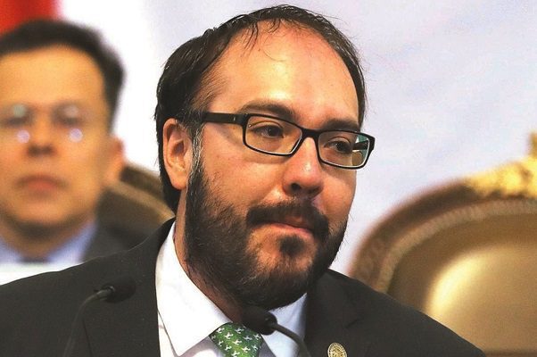 Mauricio Toledo afirma que no regresará pronto a México