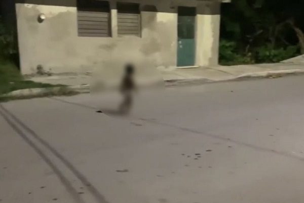 Rescatan a niño que deambulaba en pañales durante la madrugada #VIDEO