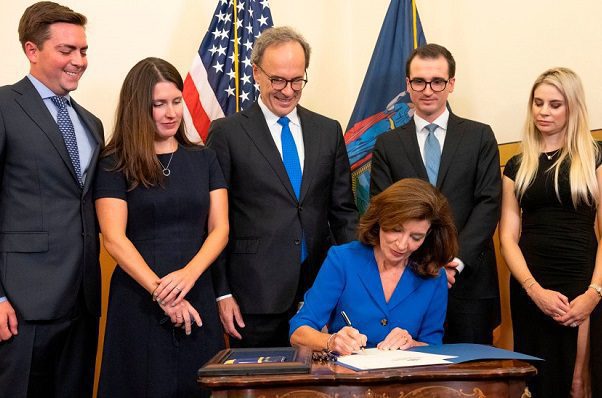 Kathy Hochul juramenta como nueva gobernadora de Nueva York