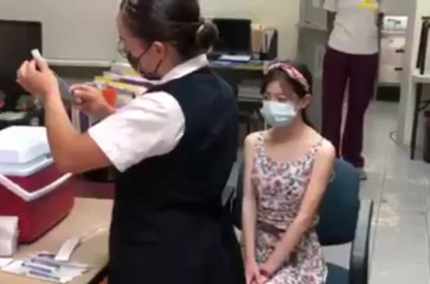 Tras ganar amparo, niña de 13 años recibe vacuna anticovid en BC